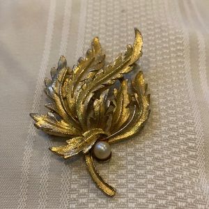 Vintage Gold Tone Leaf faux pearl pin brooch jewelry